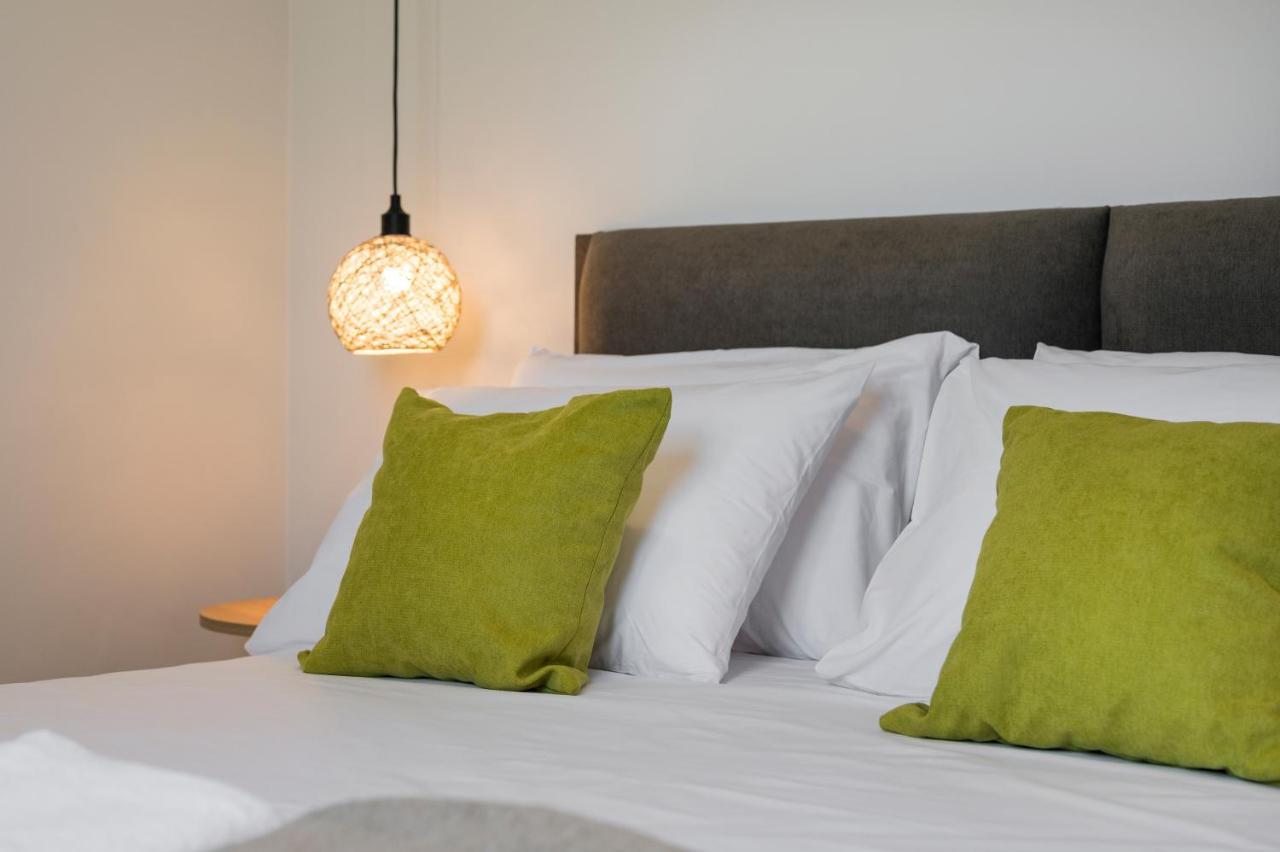 Aegean Breeze Luxury Apartments Next To The Sea มาเลเม ภายนอก รูปภาพ